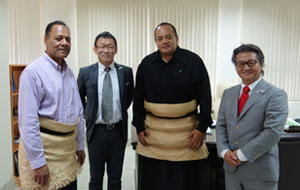 トンガ王国副総理大臣などの政府関係者とコムネット社長